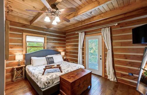 Large Log Cabin Chalet w/ Hot Tub - Horses & Lake! - Foto 24