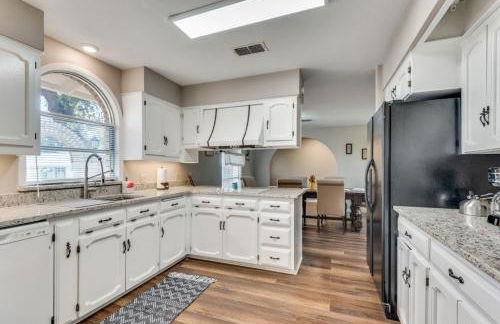 Farmhouse With Amazing Pool at Wester Hills Temple - Photo 6