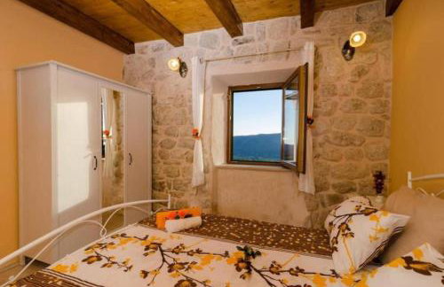 Breathtaking Scenic Villa with Pool - Photo 26