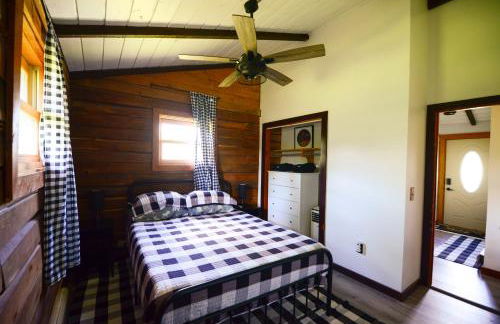 Cozy Cabin with Hottub at Cloverdale Cabins - Foto 24