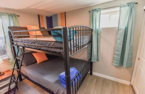 Vibrant & Cozy Two Bedroom Lower Unit King Beds - Foto 13