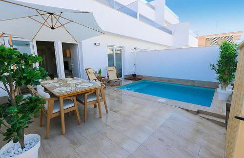 Modern home with private pool & close to the beach - Foto 1