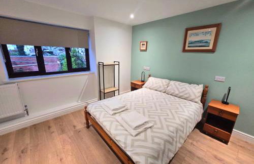 New 4 Bed House Sleeps up to 8 People - Foto 7