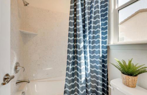 Elegant and Spacious Retreat with Yard in Woodland! - Foto 25