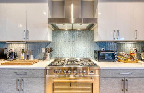 Walk to Empower Field Townhome with Hot Tub! - Foto 16