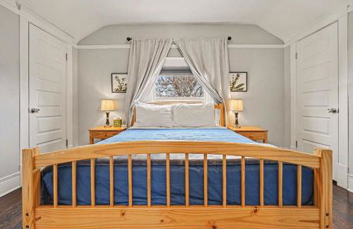 5-Bedroom Victorian Home Private Yard Sleeps 10 - Photo 4