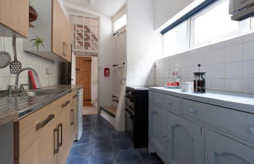 Character cottage in the heart of Uplyme. - Foto 18