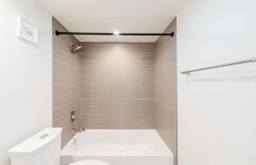 Modern Two Bedroom Suite with 2 King Beds Pool and Steps from the Beach - Foto 26