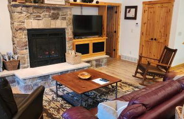 Sundance Spacious Vaulted Ceiling cabin, Hot tub, huge lawn - Foto 37