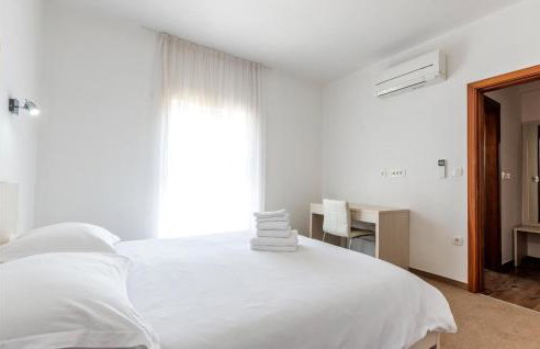 Gorgeous Home In Mravince With Sauna - Photo 43