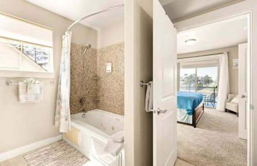 Seaside Waterfront condo walking to downtown and beach - Foto 26