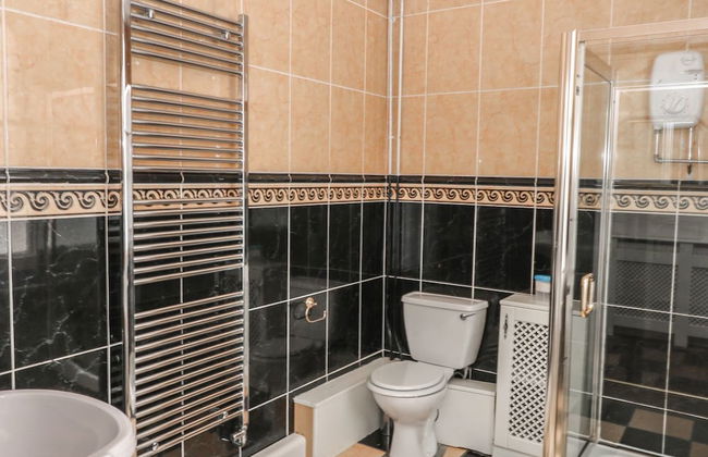 Peak Manor - Photo 7