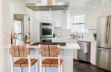 Luxe 4BR with Heated Pool and Hot Tub - Walk to Lake - Foto 5