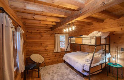 Treetops Cabin easy to Asheville with fast wifi and great view - Foto 17