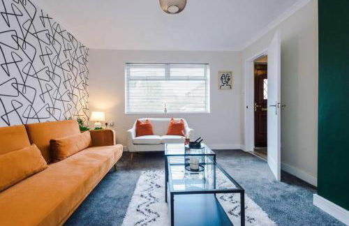 Cheerful 3 bedroom home with parking near Chester - Photo 29