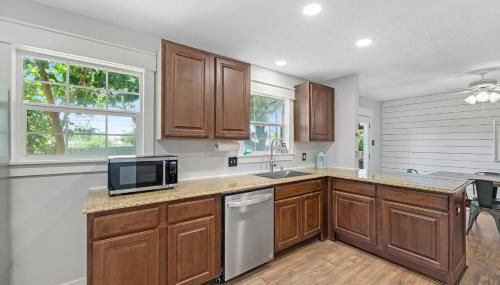 R & R's Reel Paradise 5 minutes to the harbour and 11 miles to the Beach! - Foto 2, stove, dishwasher