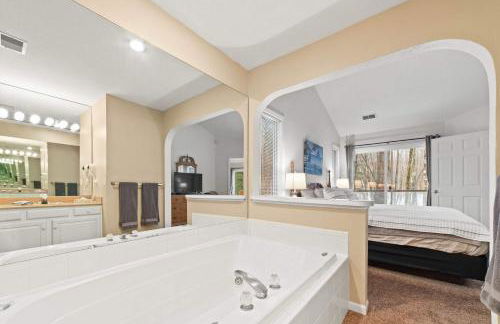 New, Spacious and charming, with a river view, conveniently located near skiing and golf - Foto 14