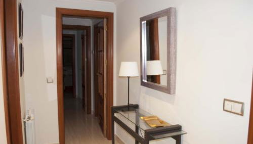 Céntrico, parking privado, al lado estación tren - Foto 5