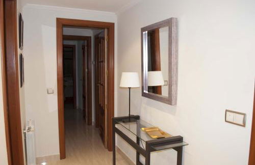 Céntrico, parking privado, al lado estación tren - Foto 5