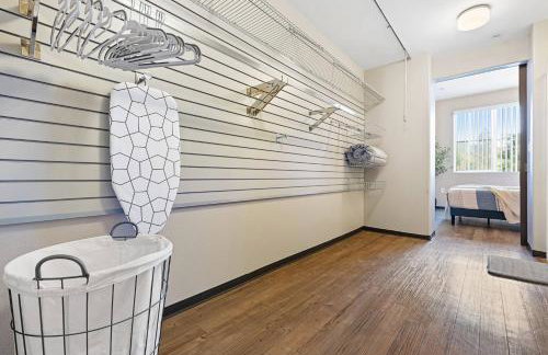 5-Star Irvine | Luxe 2BR w/ Pool, Gym & Parking - Foto 30