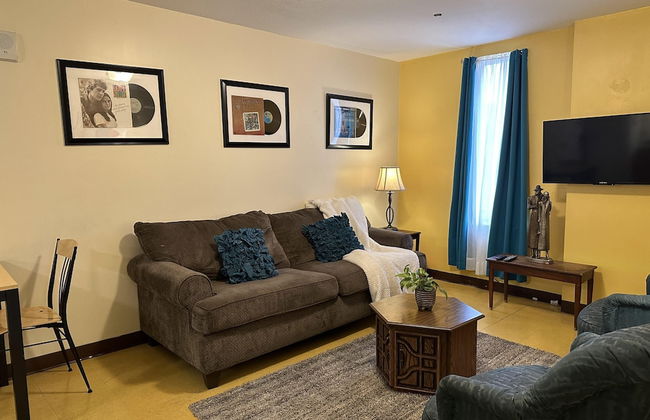 2 Bedroom Downtown Apt City Views Park Walk - Photo 2