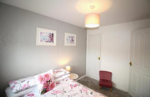 2 Bedroom House - Beautifully Decorated & Furnished - Parking - Large Garden - Foto 17