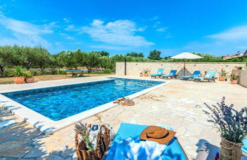 Holiday House Paula sa privatnim grijanim bazenom na mirnoj lokacija blizu mora - Foto 16