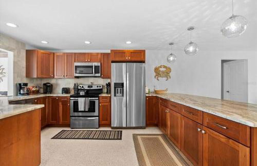 Private Village Home with Heated pool & spa with private front courtyard - Photo 31