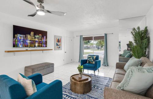 Stunning 4BR Oasis with Pool, 14 minutes to the Ocean - Foto 7