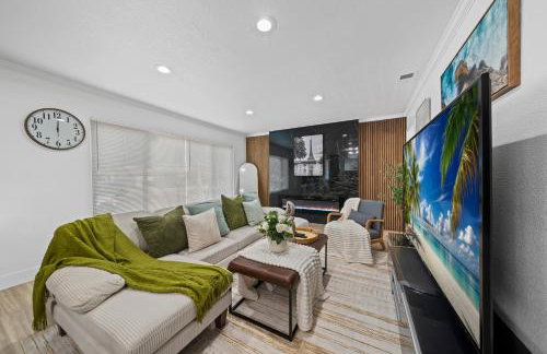 Entire Private Home with 4 Bedrooms 2 Bathrooms, Hot Tub, King Bed, 80 TV, Gated Yard, Ranch Style, Available Now - Foto 21