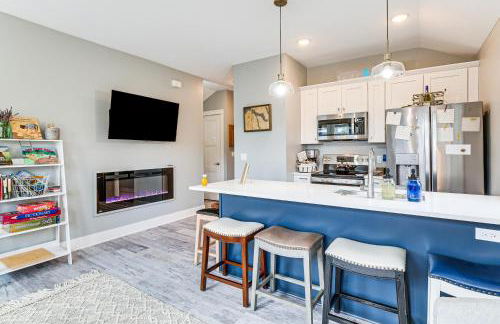 Walk to Dtwn Charlevoix Condo with Fireplace - Foto 1