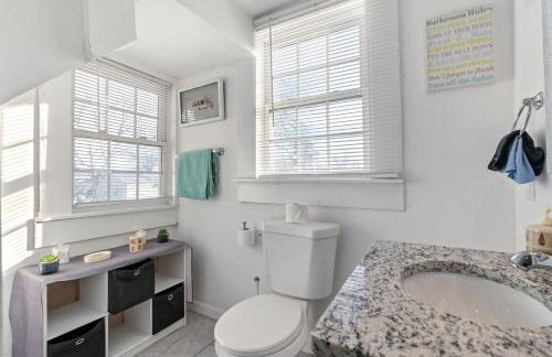 Mara Retreat with Fire Pit-Grill-Patio-Games-Jacuzzi - Photo 9