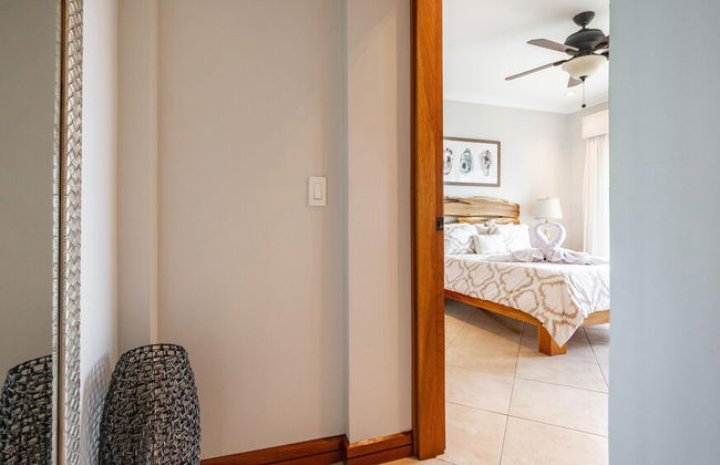 Elegant Oceanview Condo with Spacious Open-Concept Floor Plan and Inviting Beach Design - Foto 3