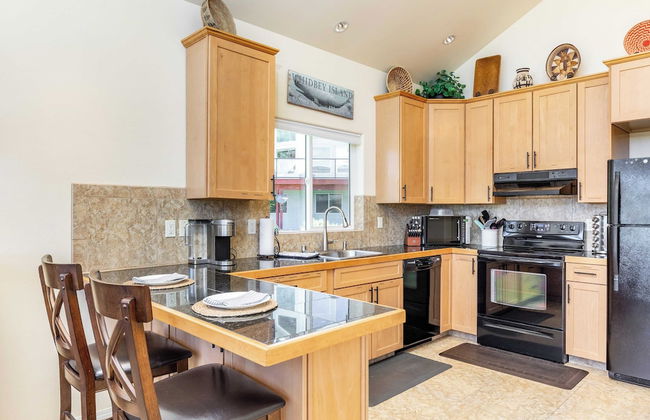 Harborview Getaway by Avantstay Walk to Beach - Photo 13