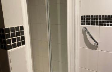 Ensuite room with micro, fridge, washer drier - Foto 16