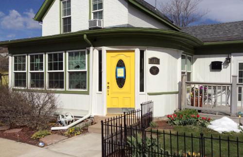 Charming Studio Apartment in the Heart of Golden - Photo 1