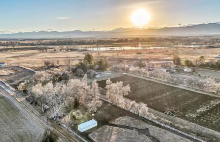 Peaceful Ranch Overlooking Mustangs with Full Kitchen & Fireplace - Foto 20