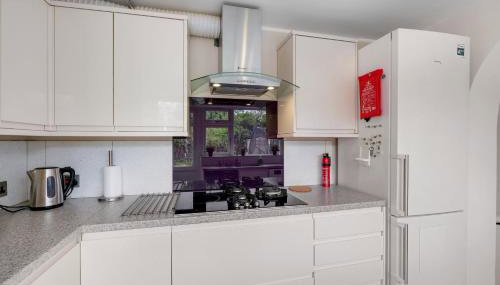 Elegant 5 Bed Home with Garden & Parking - Slough - Foto 5