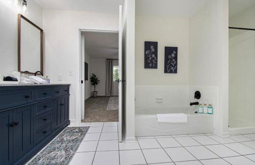 Cozy & Elegant Gem Fenced Yard BBQ & Games - Foto 27