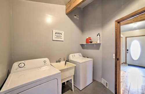 Grand Escape w/ Deck, Game Room, Nature View! - Foto 30