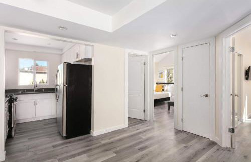 Unwind in Spacious 2BR Apt Sleeps 6 with Parking - Foto 12