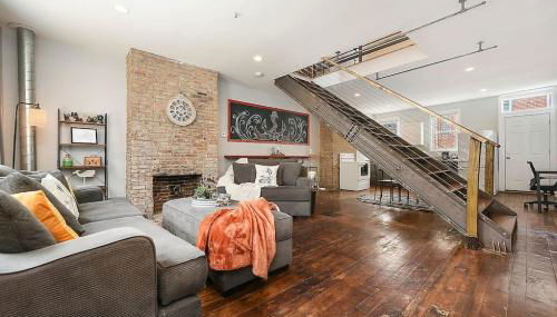 HostWise Stays - The "Row" House - Beautiful Space, Two King Beds - Photo 3