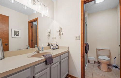 Large 2 Floor Condo, Pool Pass, Beach Club, walk to Shanty Creek - Foto 11