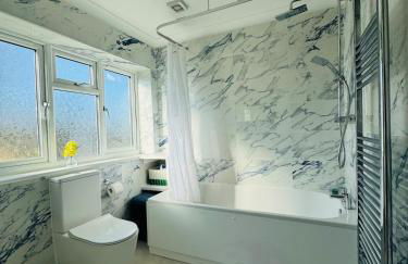 Modern 4BR House with Parking, 8 Mins to Gatwick Airport - Foto 6