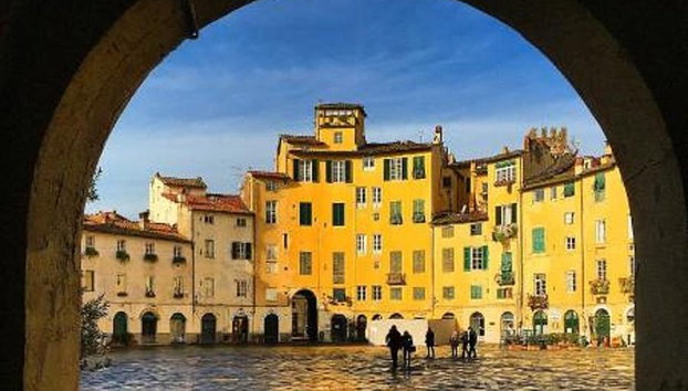 Visita guiada a Lucca: ITALIANO o INGLÉS (2 guías) - Foto 2, Plaza anfiteatro lucca