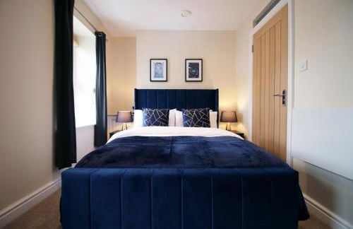 LUXURY 4 Bedroom 4 Ensuite Home in Penarth (Pool Table Games Room & BBQ Garden) with Sea Views - Photo 46