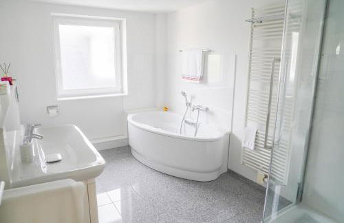 Modernes Stadthaus 100qm Parkplatz Bad&Dusche Küche - Foto 24