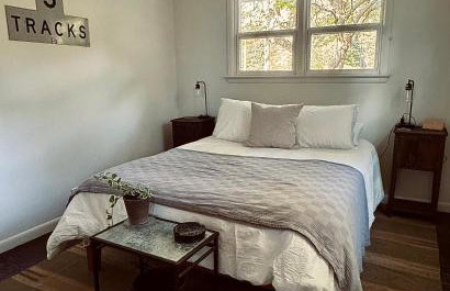 Chic Dunes Cottage with HOT TUB near Warren Dunes - Foto 9