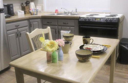 Rustic & Bright 1 Bed Apt. - Photo 1