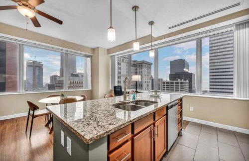 Luxury High-Rise w/ City View | Paid Parking | Gym - Photo 14